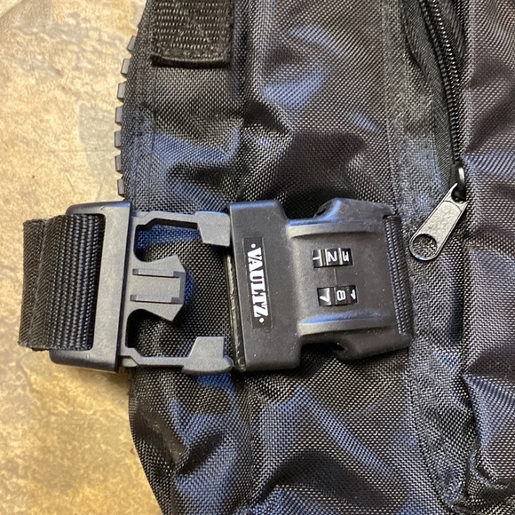 Vaultz Messenger Style Laptop Bag with Combination Lock - Picture 3 of 15